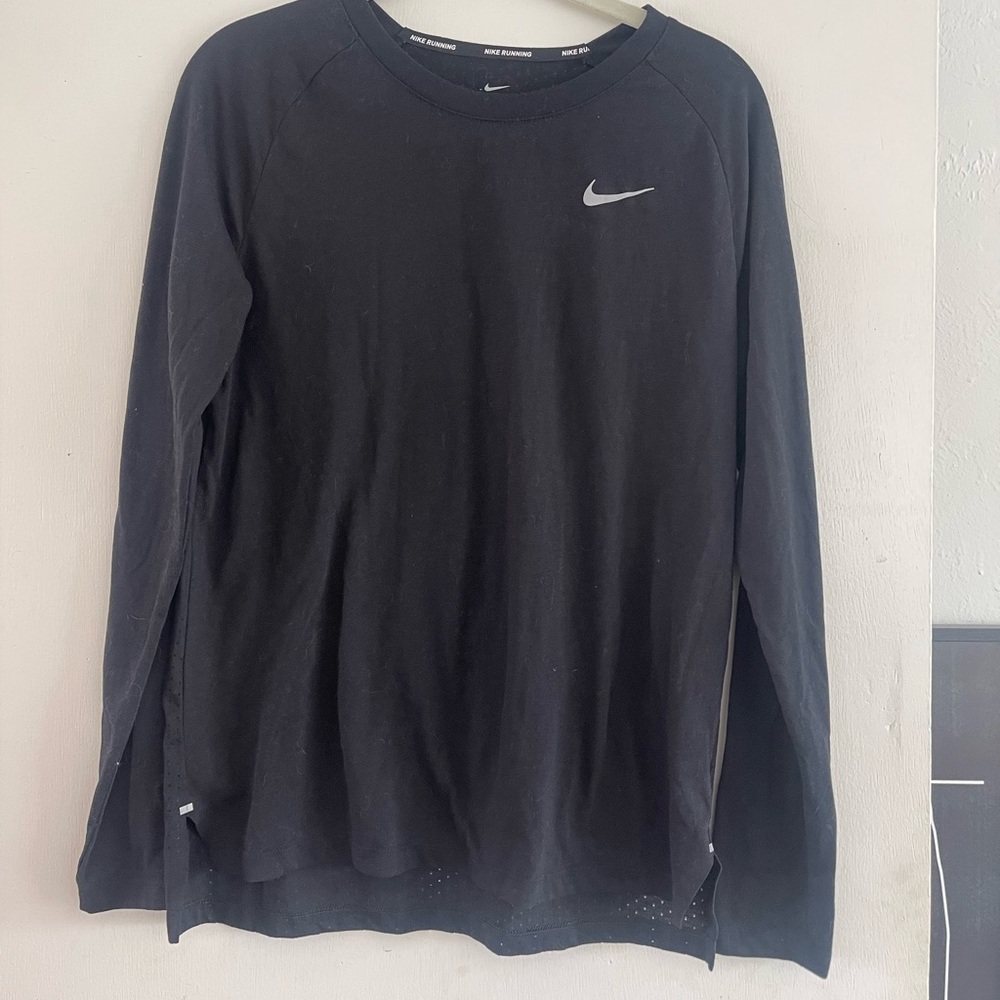 Nike women’s lightweight long sleeve shirt